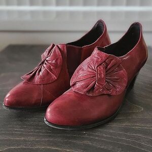 Vtg wine leather cone heel bow pumps